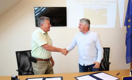 PODPIS POGODBE ZA OBNOVO NOGOMETNEGA IGRIŠČA IN TEKAŠKE STEZE PRI OŠ CERKNICA 15 FOTO LJUBO VUKELIČ